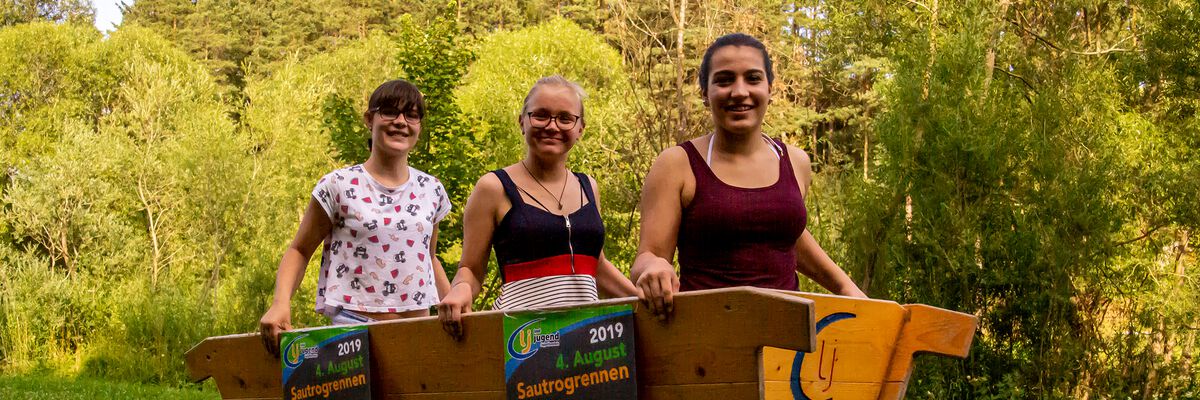 Marlene König, Lisa Waldbauer und Agnes Brandstetter freuen sich auf ein super Sautrogrennen