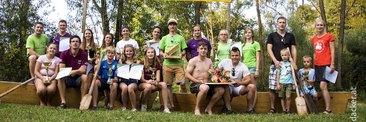 Die Siegerteams des 21. Sautrogrennens mit Leiterin Daniela Wimmer und Obmann Andreas Besenbäck (Foto: Werner Gundacker)