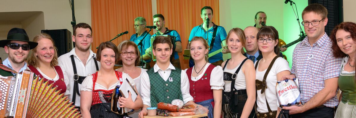 Die Gewinner des Schätzspiels mit der Leitung, einigen Mitgliedern der Landjugend Rappottenstein und dem „Magic Steirer“. (Foto: Christian Haider)