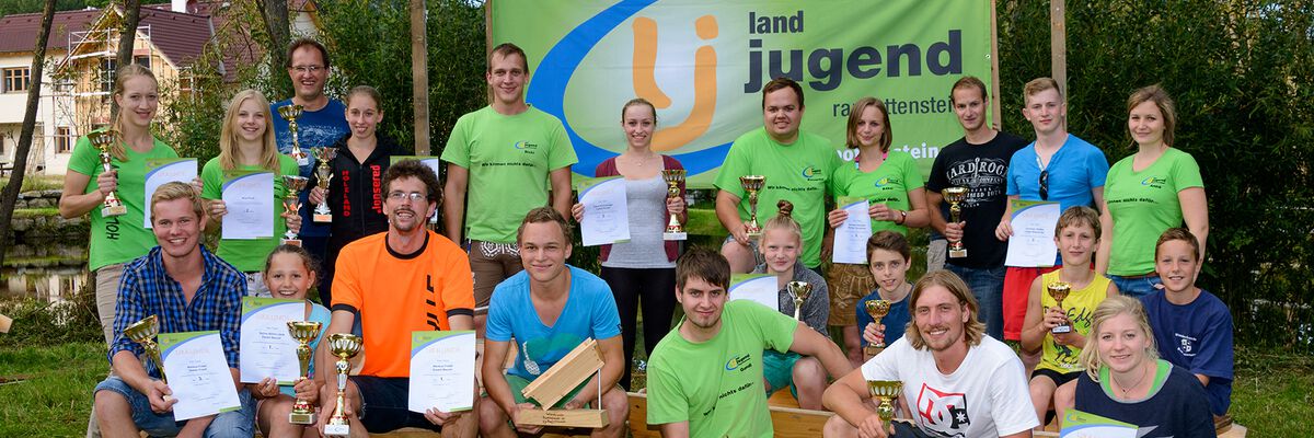 Die Landjugendleitung Anna Wagner und Richard Groiß mit den Gewinnern des Sautrogrennens und des Damen-Show-Kletterbewerbs 2016